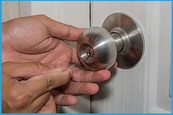 Lock Locksmith Services Fairfield, OH 513-323-3098 - 14-unlock-door
